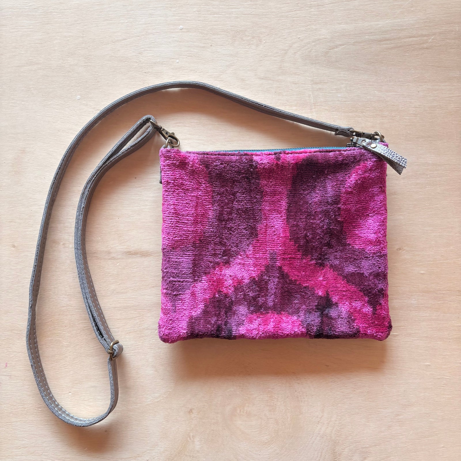 Willie Crossbody - Gun Metal Leather